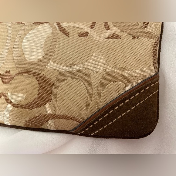 **Sold** Coach Hamptons Optic Signature Capacity Wristlet - Picture 4 of 7